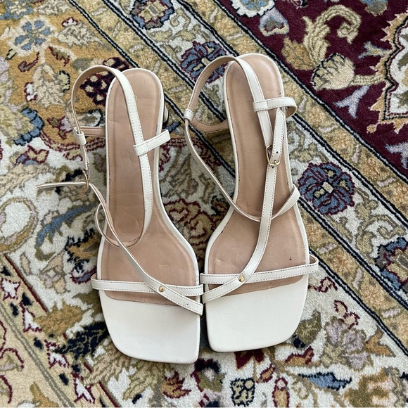 Frame Shoes Cream with black sole and gold hardware - Picture 11 of 11